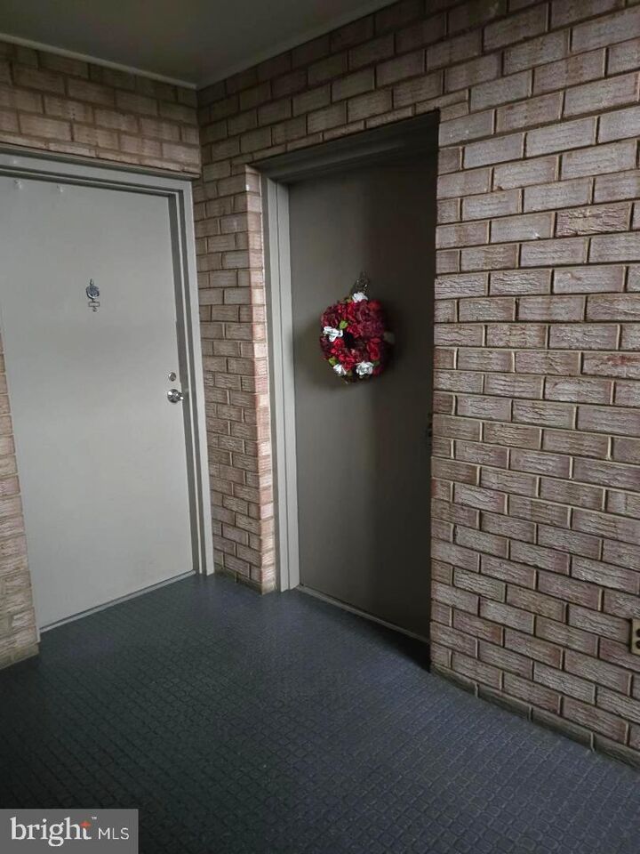 Property Photo:  214 Locust Street SE 121  VA 22180 