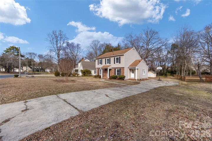 Property Photo: 2240 Lawton Bluff Road NC 28226