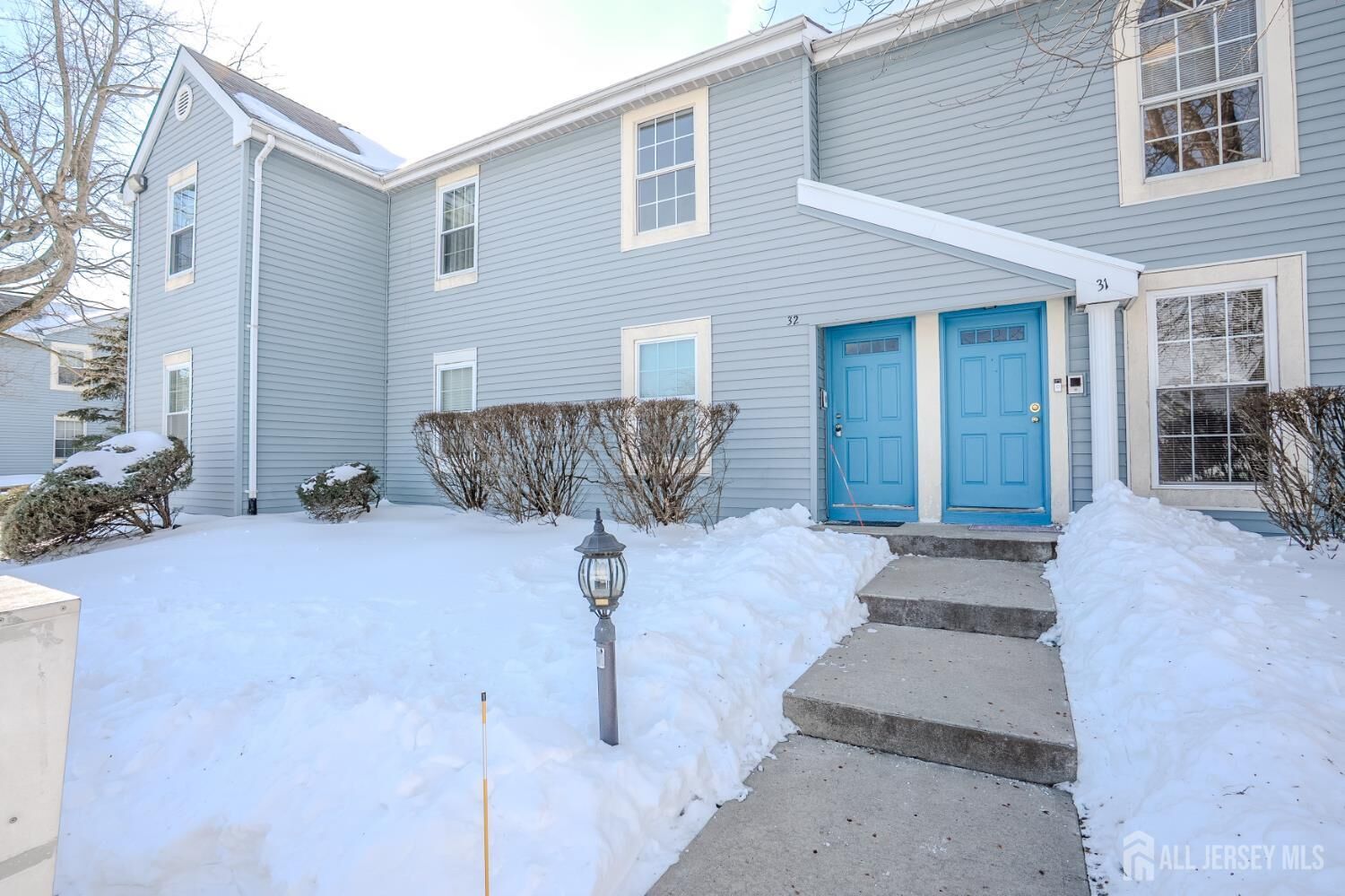 Property Photo:  32 Tanglewood Court  NJ 08852 