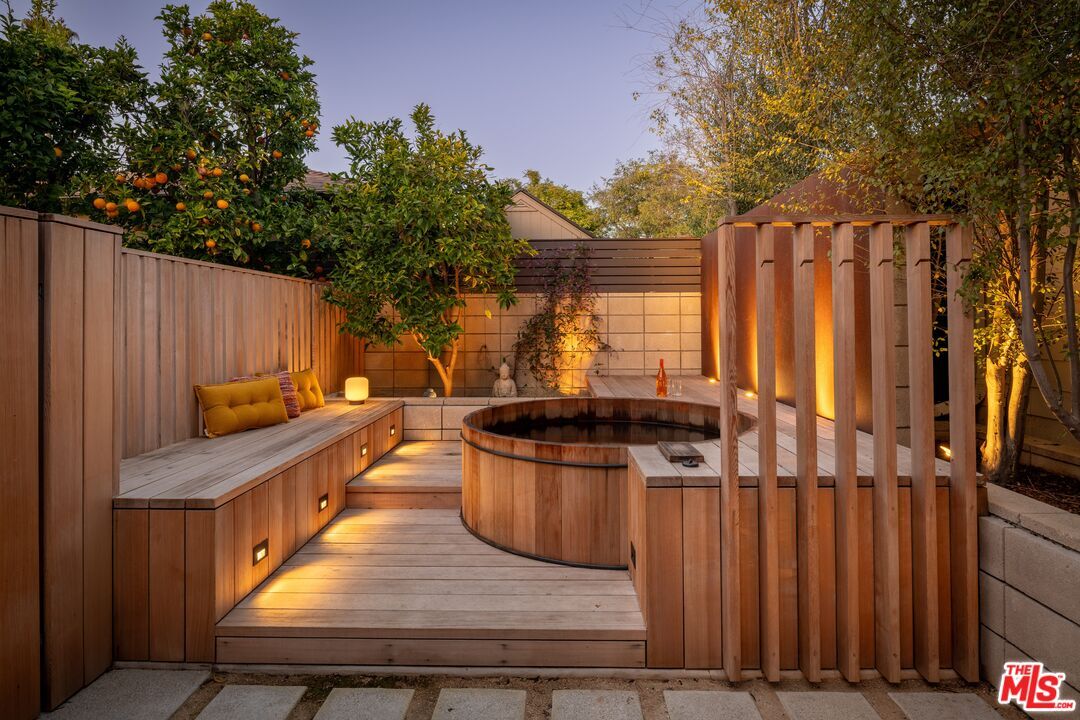 Property Photo: 1060 Nowita Pl CA 90291