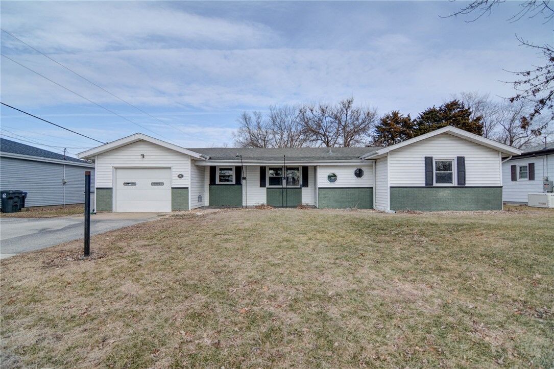 Property Photo:  332 E Cox Street  IL 62535 