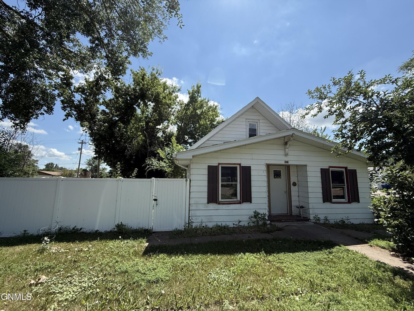 Property Photo:  421 Main Street W  ND 58523 