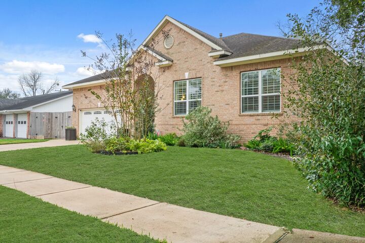 Property Photo:  5821 Ariel Street  TX 77074 