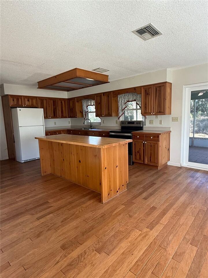 Property Photo:  13908 Paradise Lane  FL 33525 