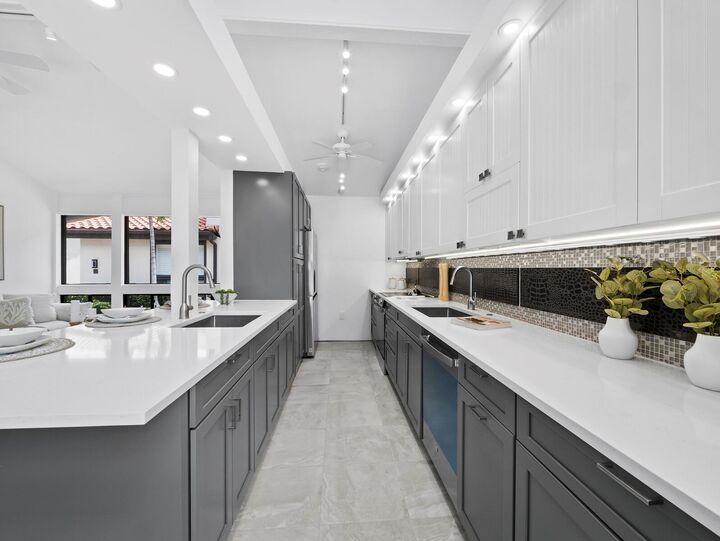 Property Photo:  800 S Blvd Of The Presidents 19  FL 34236 