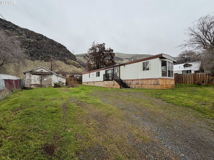 Property Photo:  217 Main St  WA 98673 