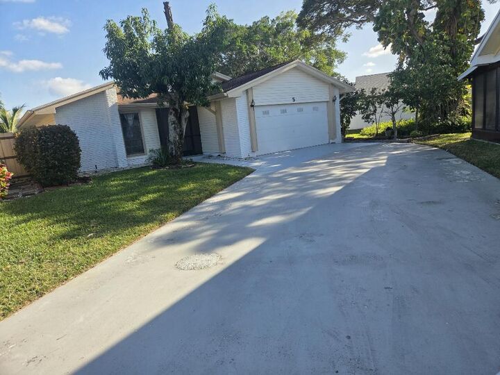 Property Photo: 5 Fenwick Place FL 33426