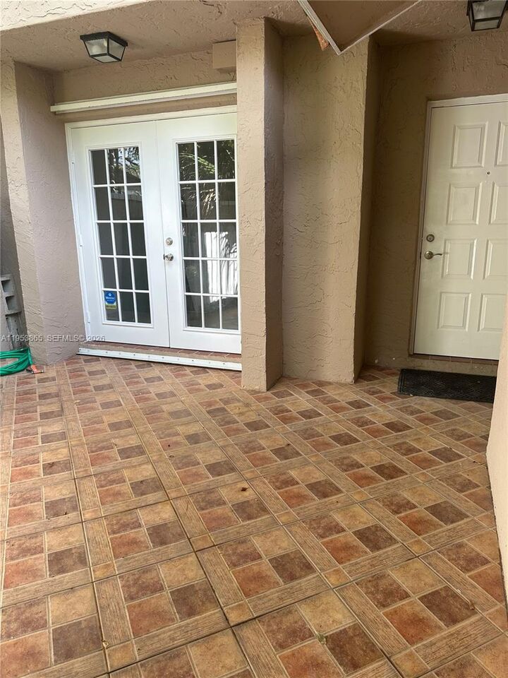 Property Photo: 8909 SW 113th Place Cir W 8909 FL 33176