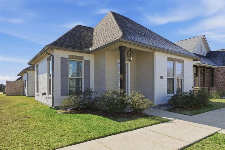 Property Photo:  3021 Forestwood Drive  LA 70607 