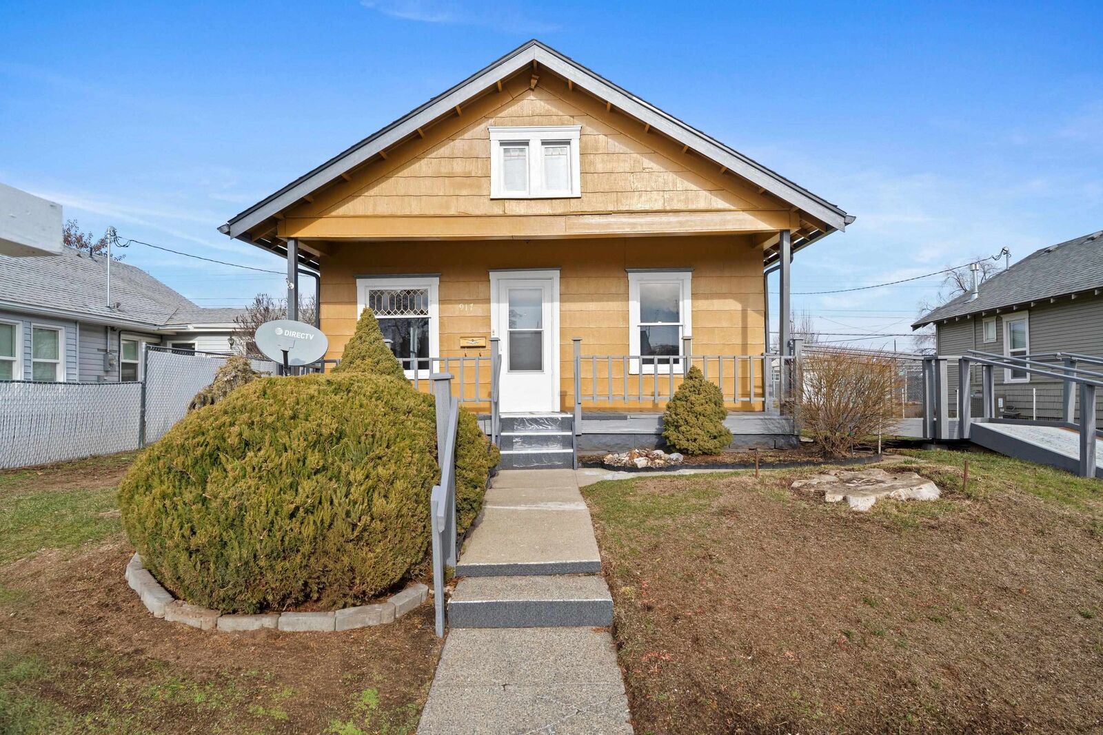 Property Photo: 917 E Longfellow Ave WA 99208