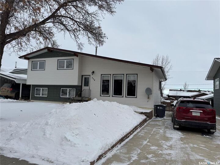 Property Photo:  604 5th Avenue W  SK S0H 0B0 