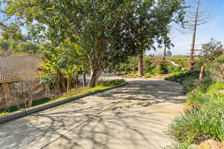 Property Photo: 915 S Strathmore Avenue I CA 93247