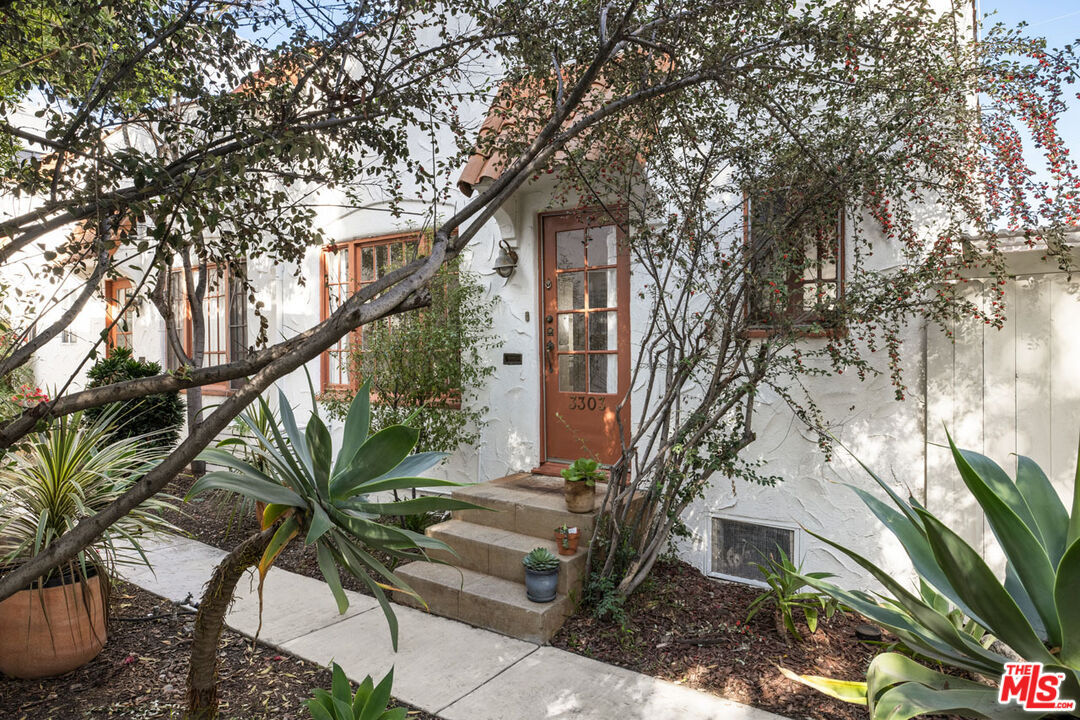 Property Photo:  3303 S Durango Ave  CA 90034 