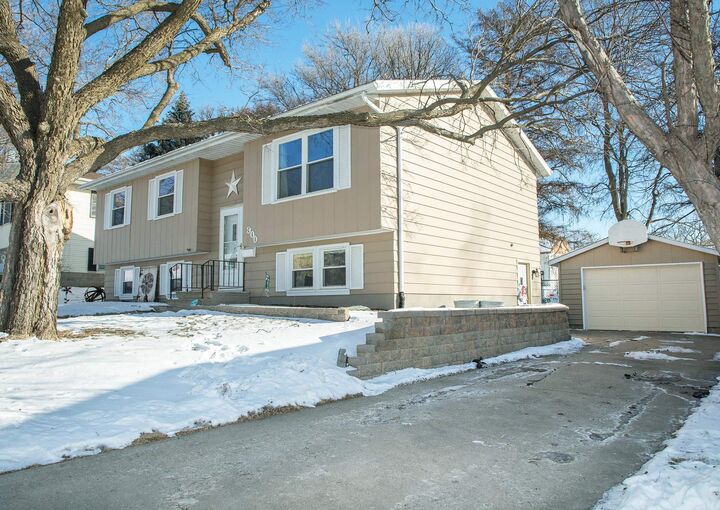 Property Photo:  900 5th St NW  IA 50677 
