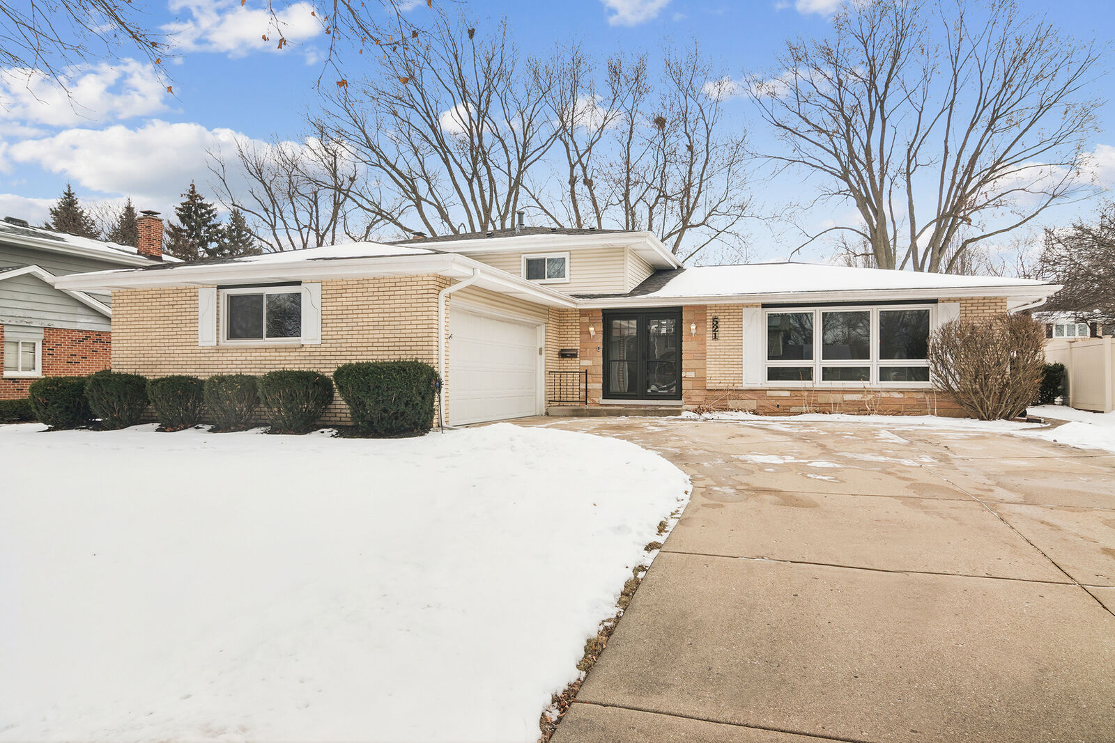 Property Photo:  521 E Balsam Lane  IL 60074 