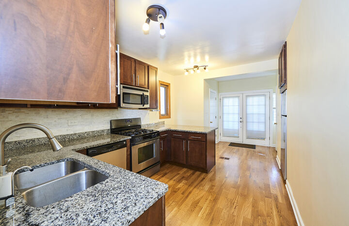 Property Photo:  3222 W Warner Avenue 1  IL 60618 