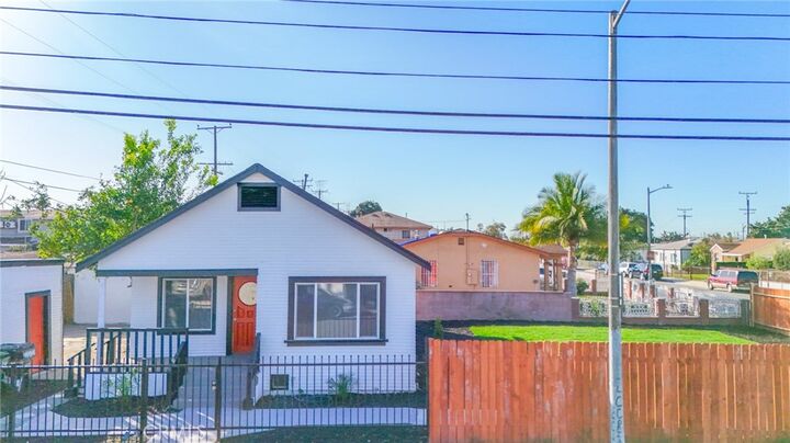 Property Photo:  1404 E 87th Place  CA 90002 