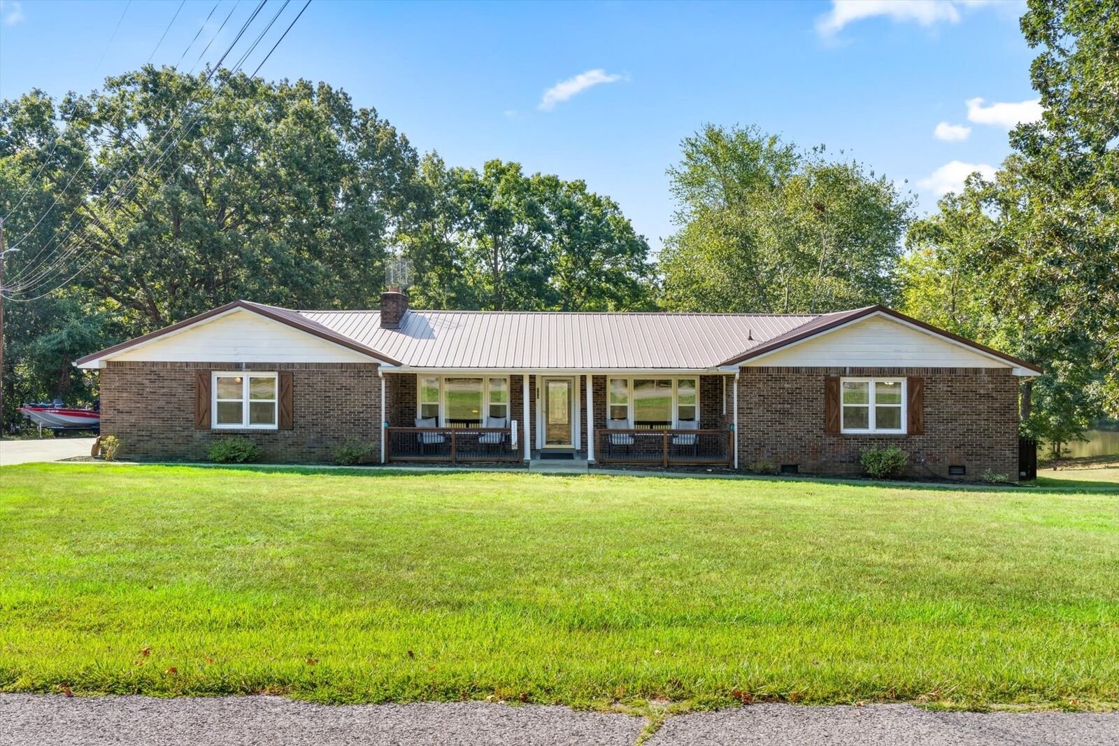 Property Photo:  550 Lakeview Cir  TN 37178 