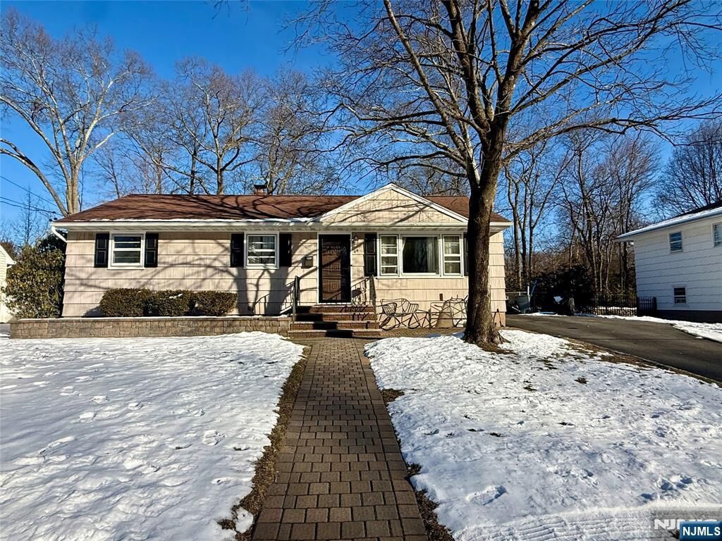 Property Photo:  44 Leonard Drive  NJ 07463 