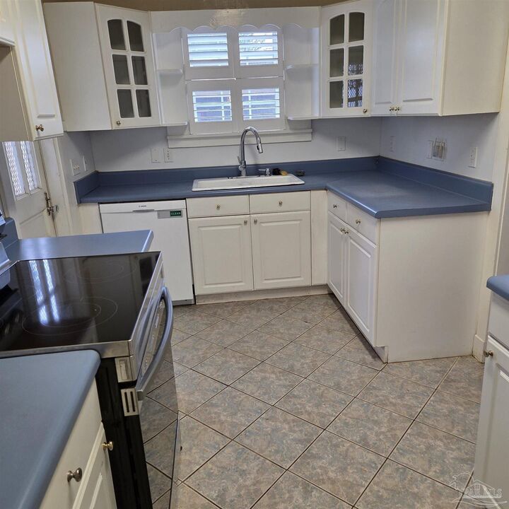 Property Photo:  605 W Moreno St  FL 32501 
