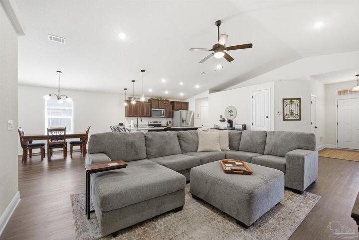 Property Photo: 6366 Red Pepper Dr FL 32563