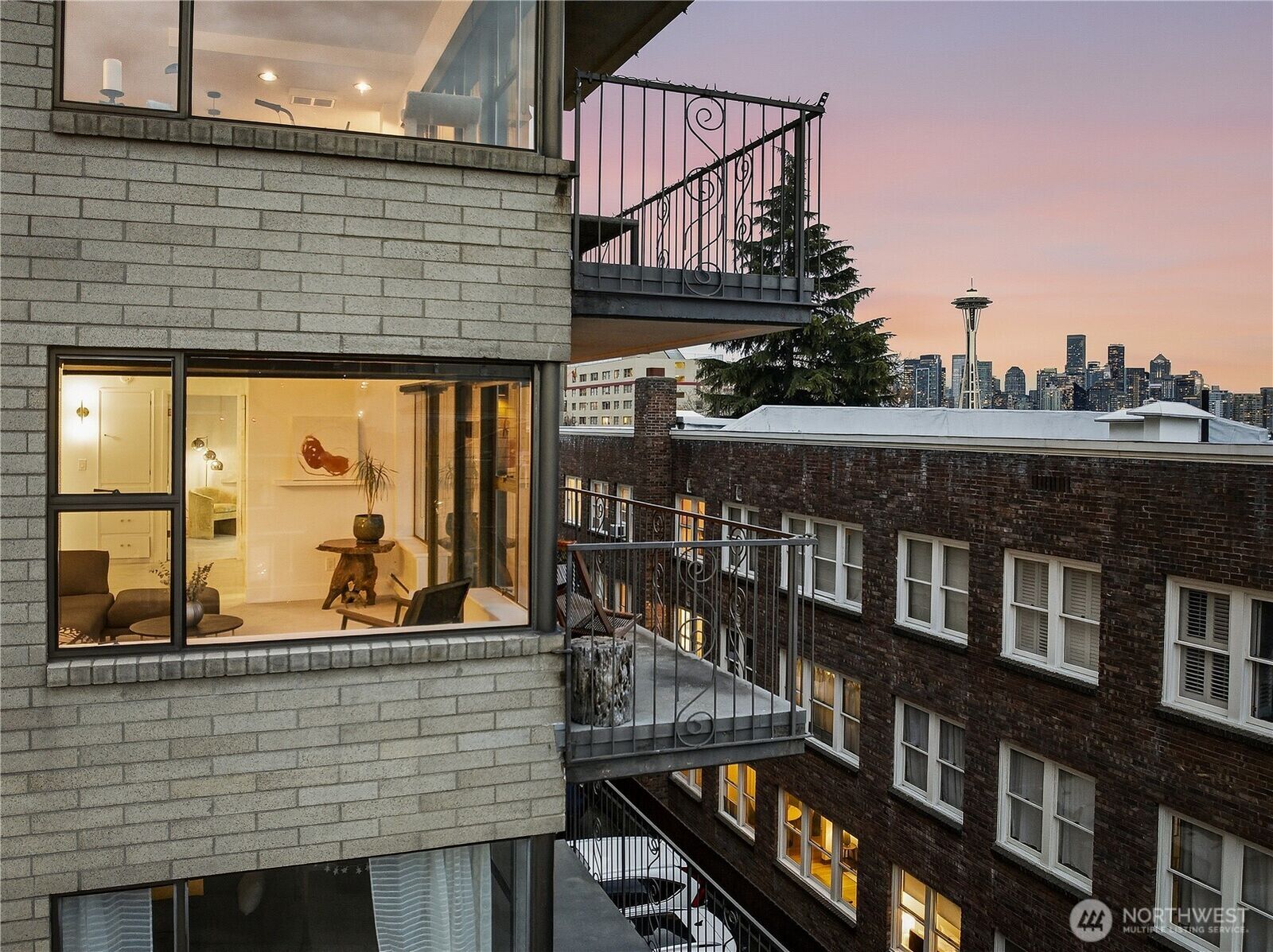 Property Photo:  912  3rd Avenue W 202  WA 98119 