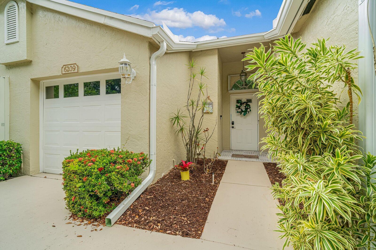 Property Photo:  6209 Pond Tree Court  FL 33463 
