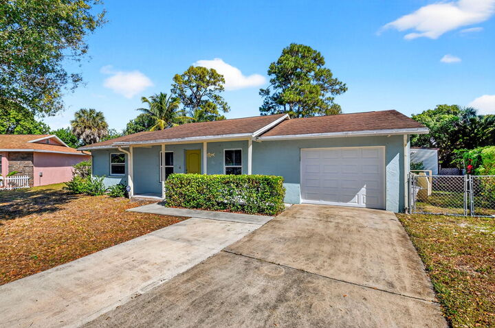 Property Photo: 1120 Cameo Circle FL 33417
