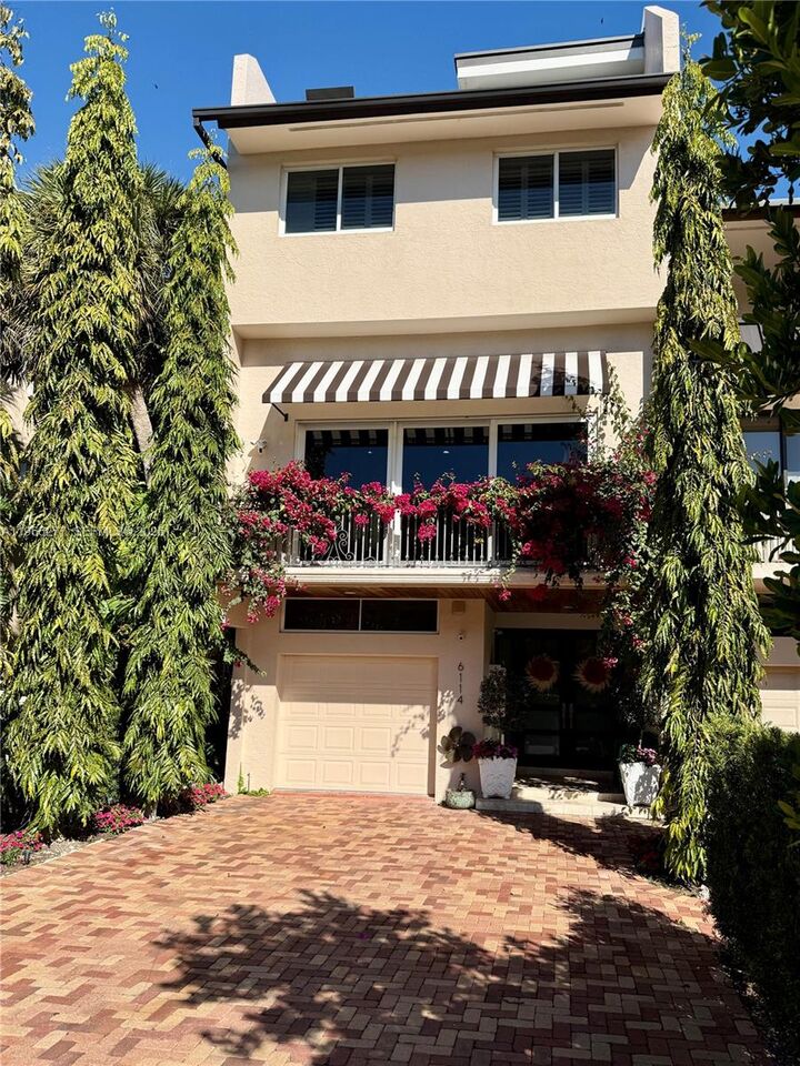 Property Photo:  6114 Paradise Point Dr  FL 33157 