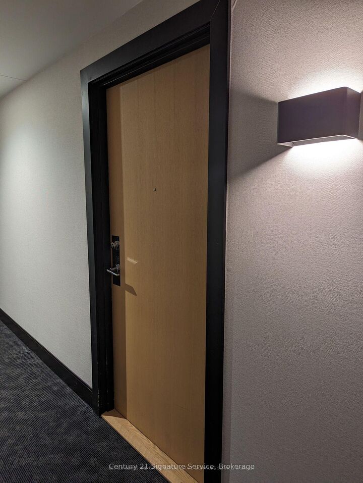 Property Photo:  2520 Eglinton Avenue W 1503  ON L5M 0Z5 