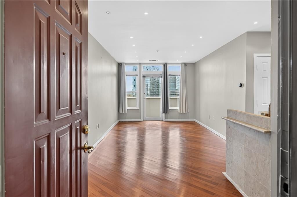 Property Photo:  3334 Peachtree Road NE 1410  GA 30326 