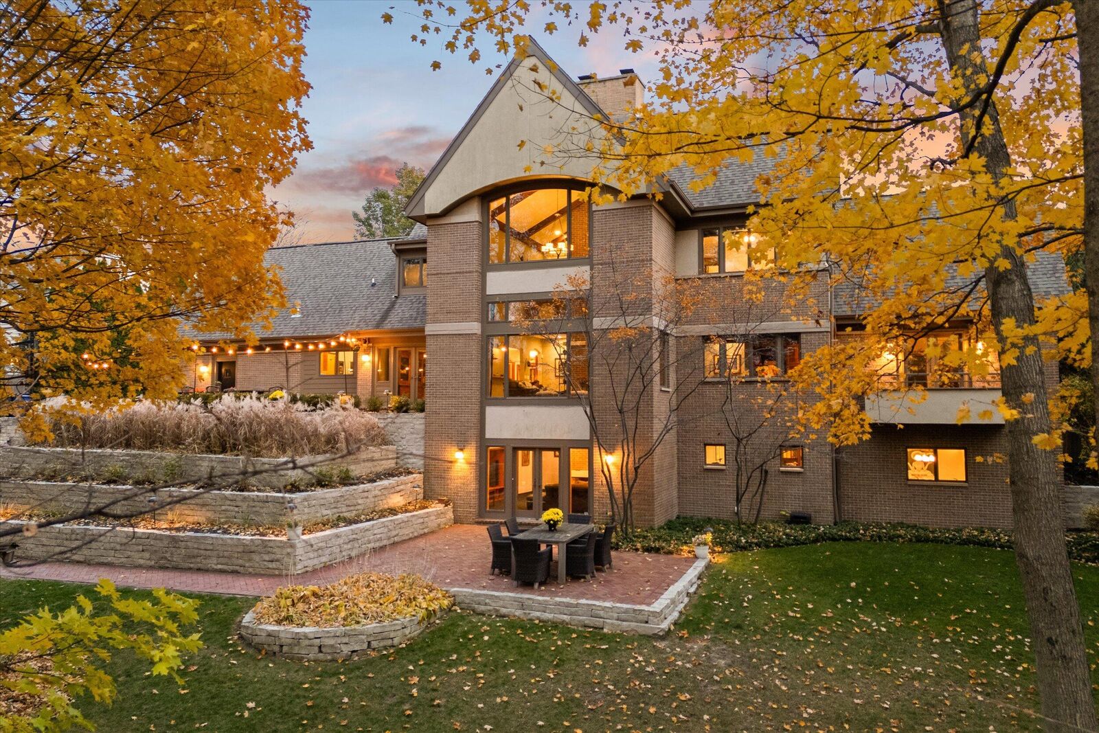 Property Photo:  1319 Creekside Ct  WI 53024 