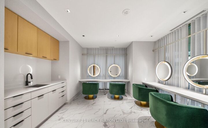 Property Photo:  327 King Street W 1807  ON M5V 0W7 