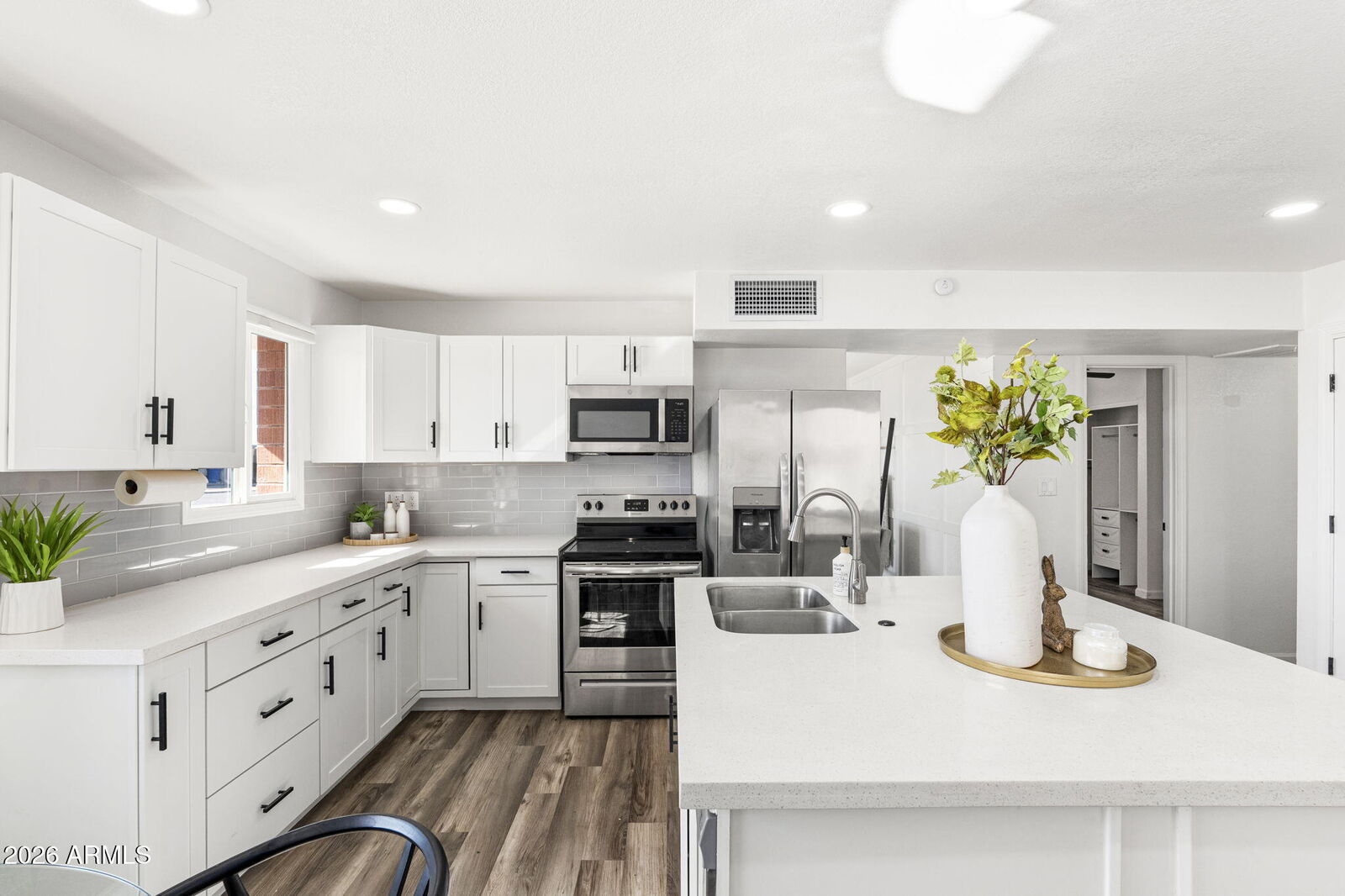 Property Photo: 1512 W Fairmont Drive AZ 85282