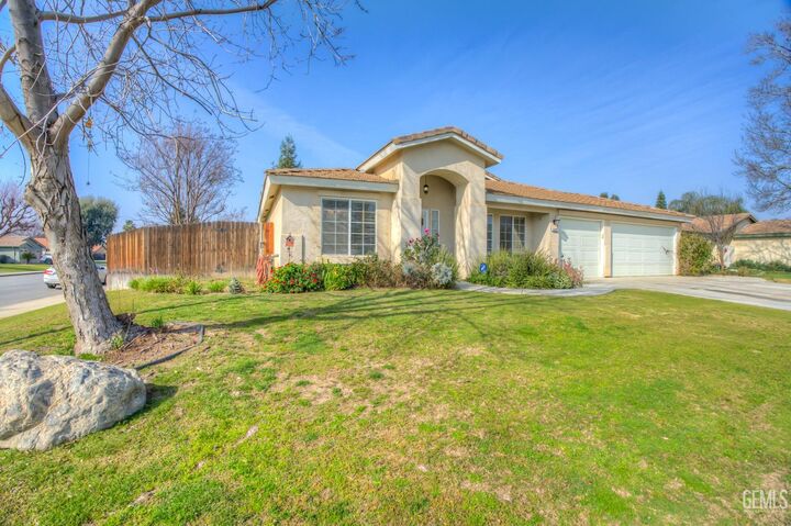 Property Photo:  5201 Pavia Court  CA 93308 