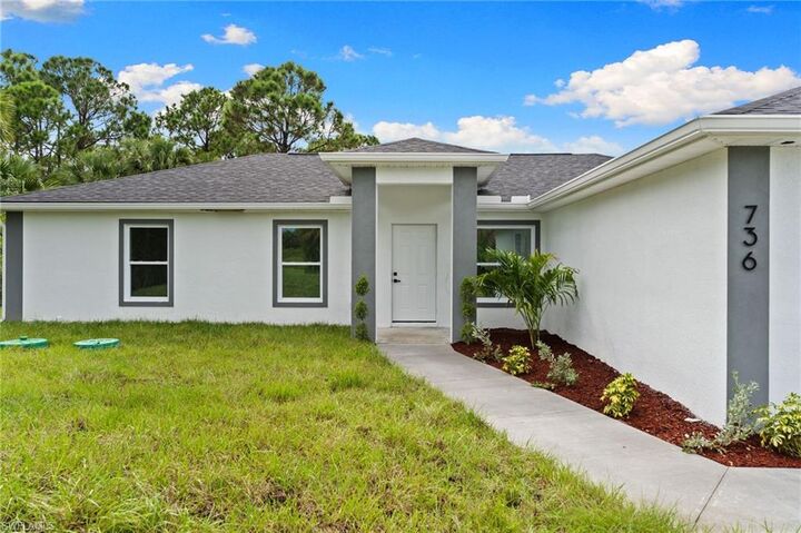 Property Photo:  835 Oakridge Ave S  FL 33974 