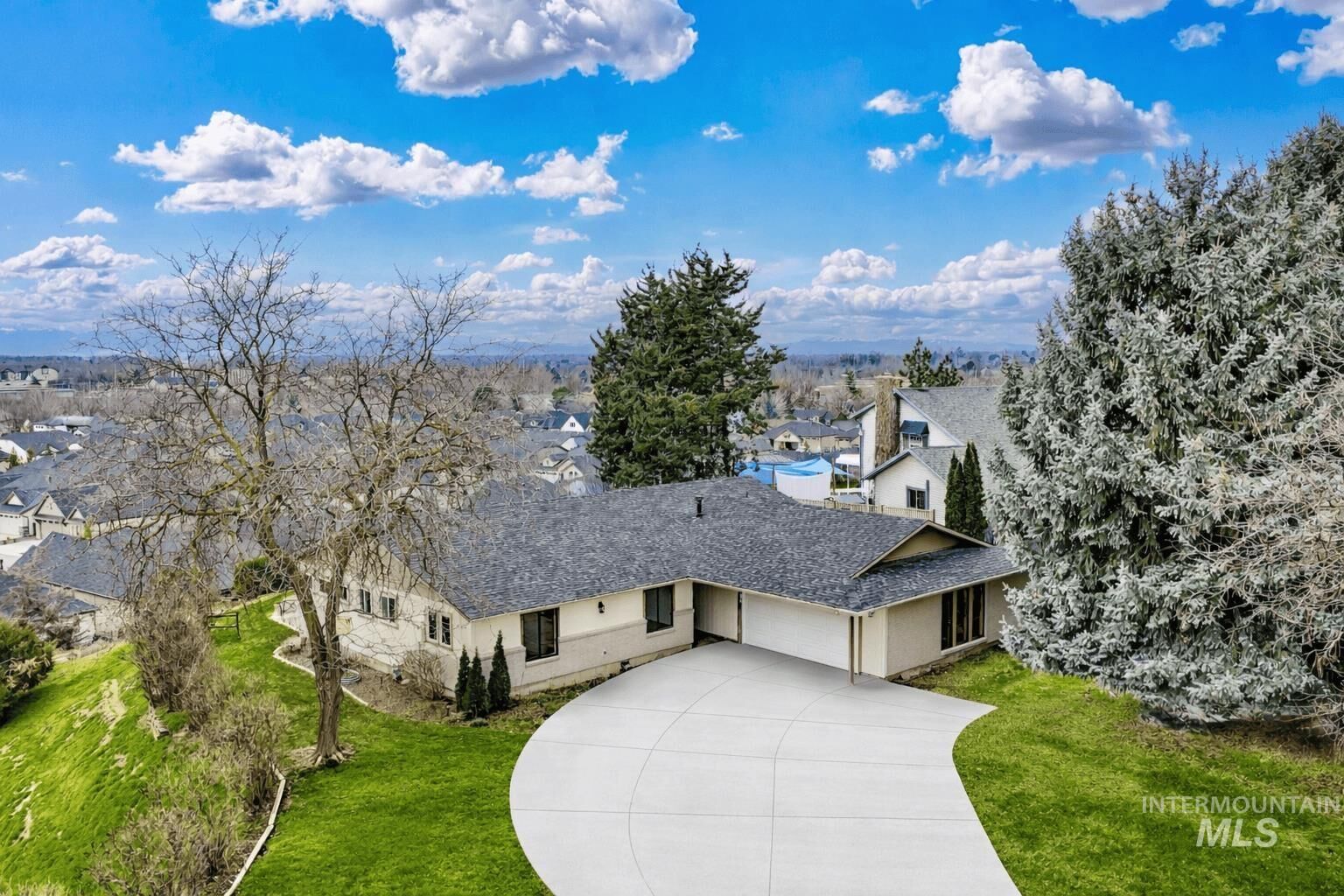 Property Photo:  208 N Winged Foot Place  ID 83616-5264 