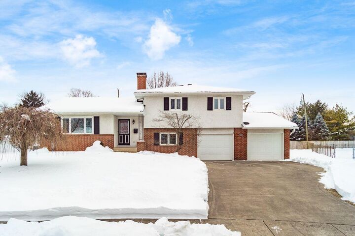 Property Photo: 1811 Hove Road OH 43221