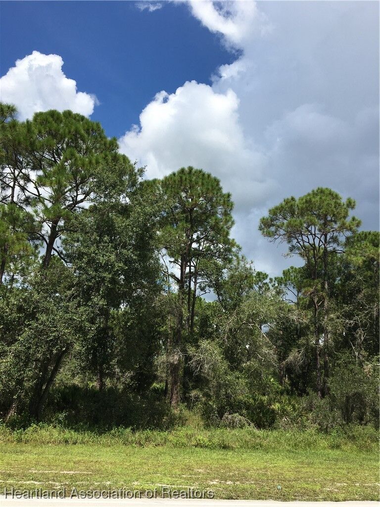 Property Photo: 2555 Pleasant Drive FL 33875
