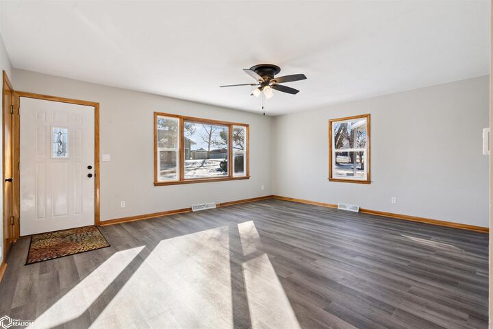 Property Photo:  213 7th St  IA 50635 