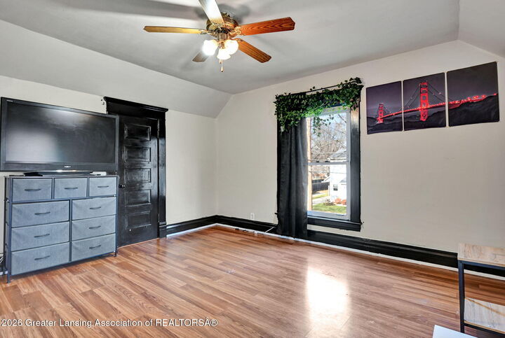 Property Photo: 122 E Shaw Street MI 48813