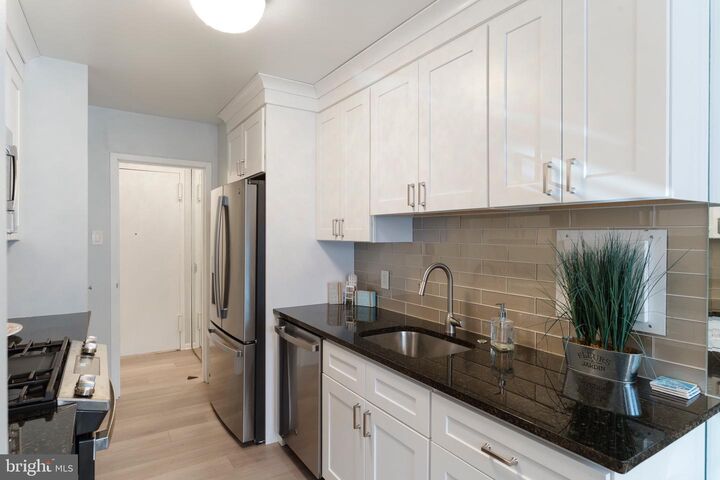 Property Photo:  101 S Plaza Pl 1012  NJ 08401 