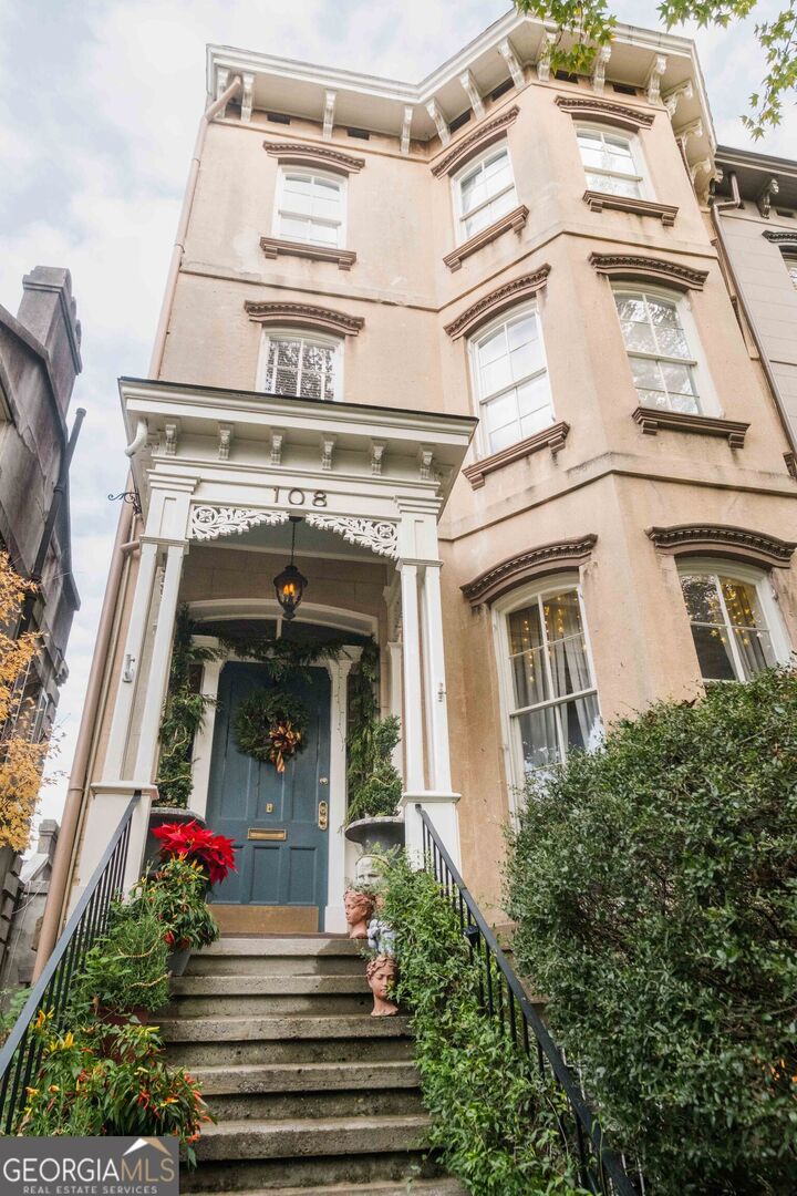 Property Photo:  108 E Gaston Street  GA 31401 