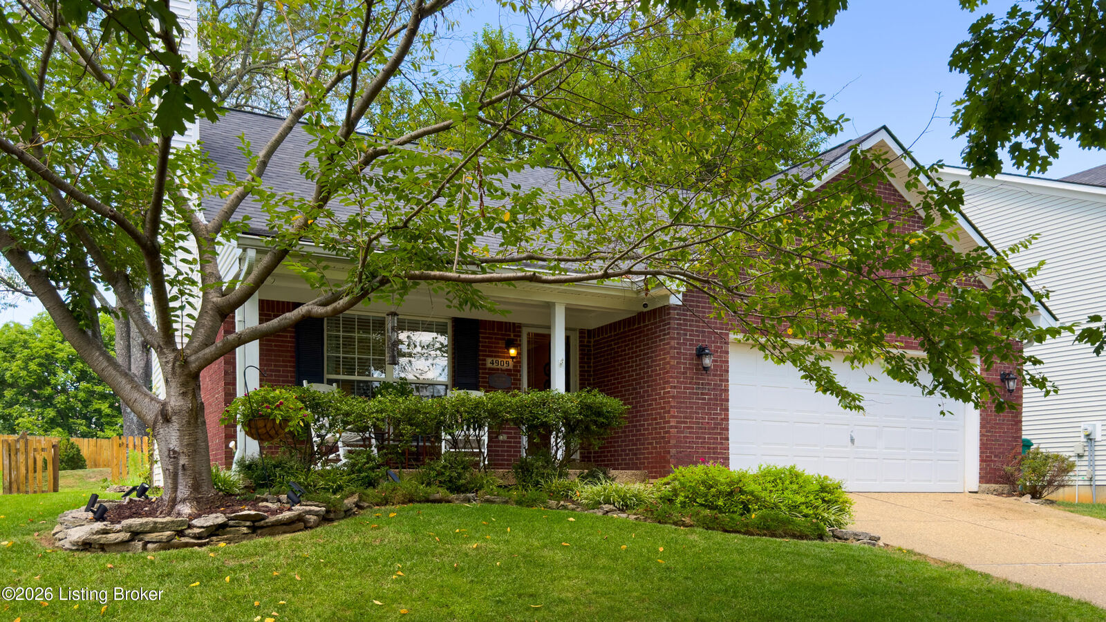 Property Photo:  4909 Oakbrook Dr  KY 40245 