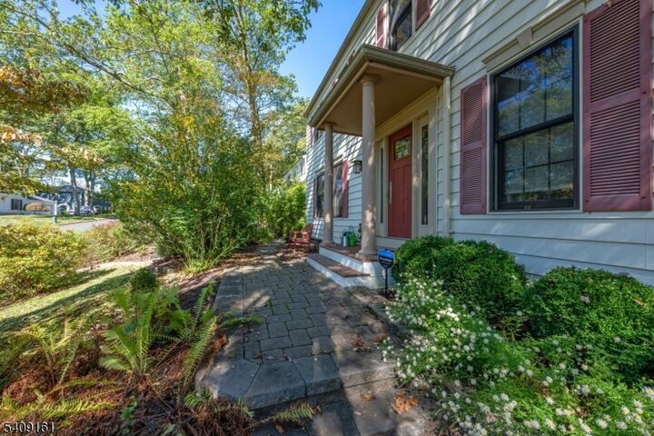 Property Photo:  5 Elaine Ct  NJ 07869 