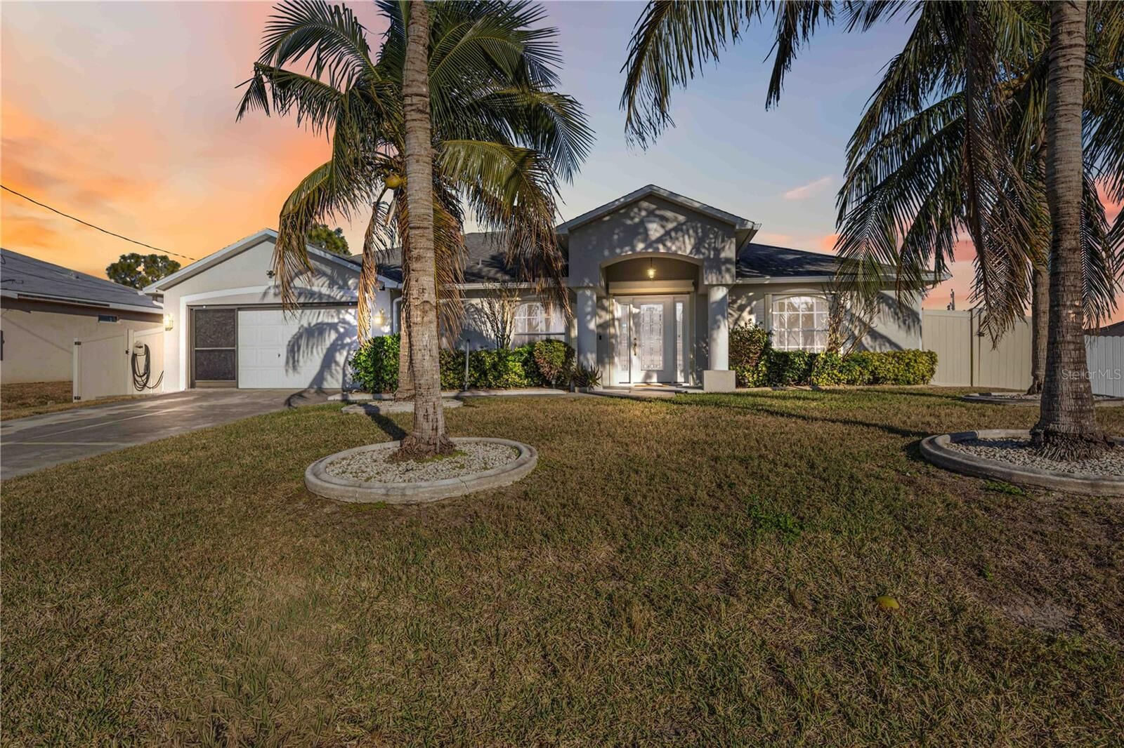 Property Photo:  925 NE 4th Avenue  FL 33909 