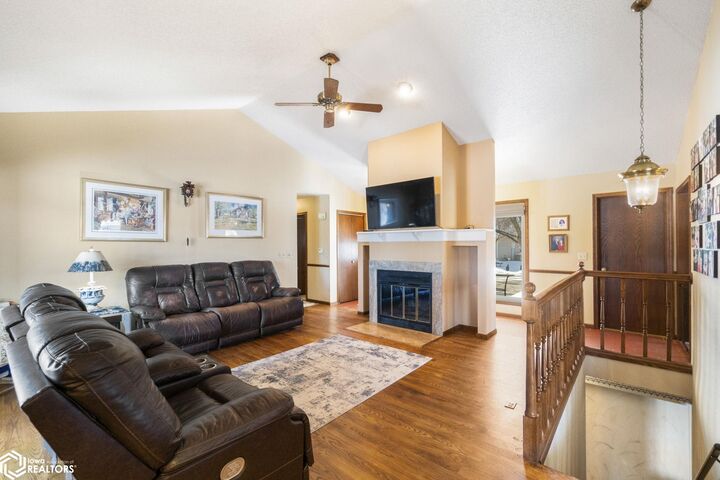 Property Photo: 11 Knollwood Court IA 50401