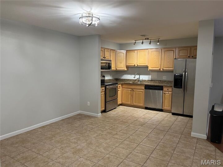 Property Photo:  950 E Rue De La Banque L6  MO 63141 