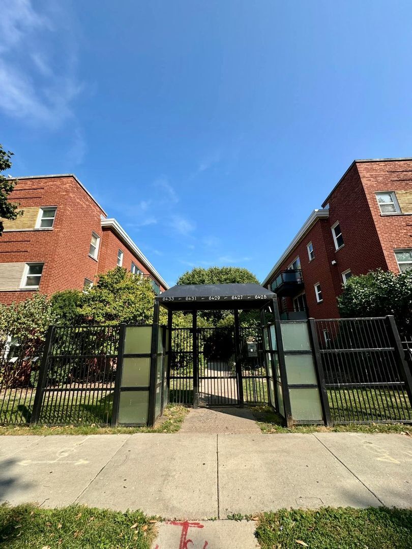 Property Photo:  6433 N Damen Avenue 3E  IL 60645 