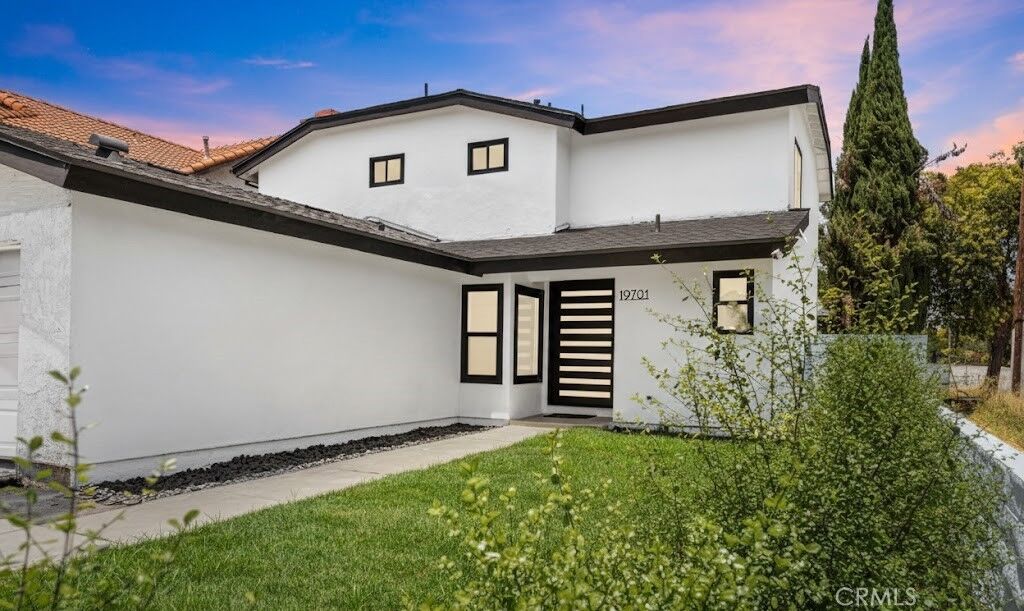 Property Photo:  19701 Blythe Street  CA 91306 